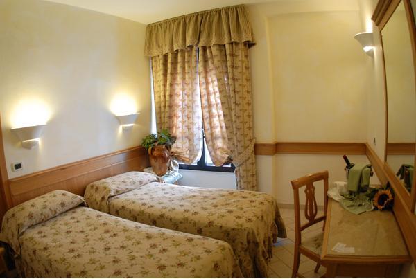 Hotel Pace San Giovanni Rotondo Ruang foto